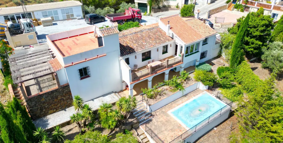 Продажа  отдельно стоящей виллы в Cómpeta 1