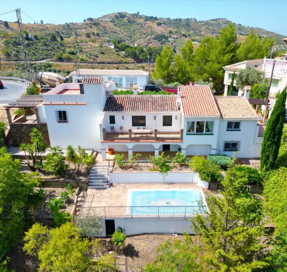 Продажа  отдельно стоящей виллы в Cómpeta