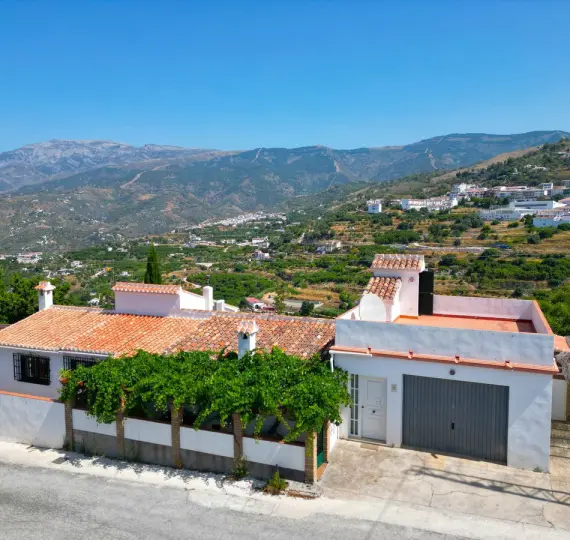 Продажа  отдельно стоящей виллы в Cómpeta