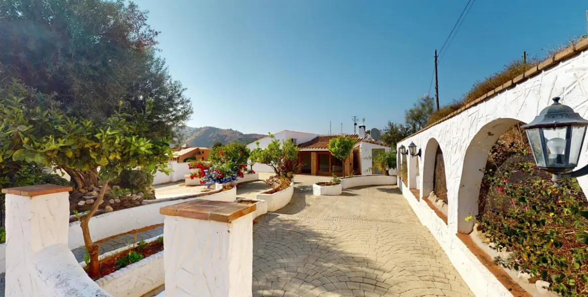 Продажа  отдельно стоящей виллы в La Viñuela 1