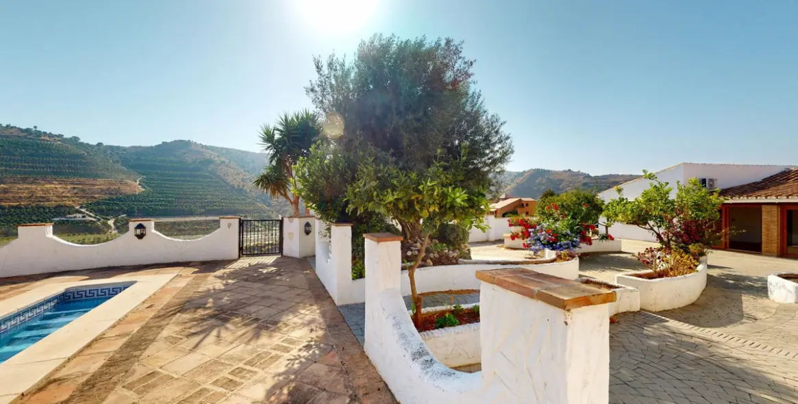 Продажа  отдельно стоящей виллы в La Viñuela 4