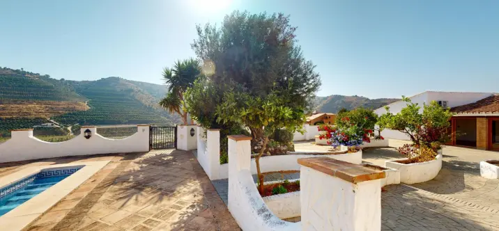 Sale of detached villa in La Viñuela 3