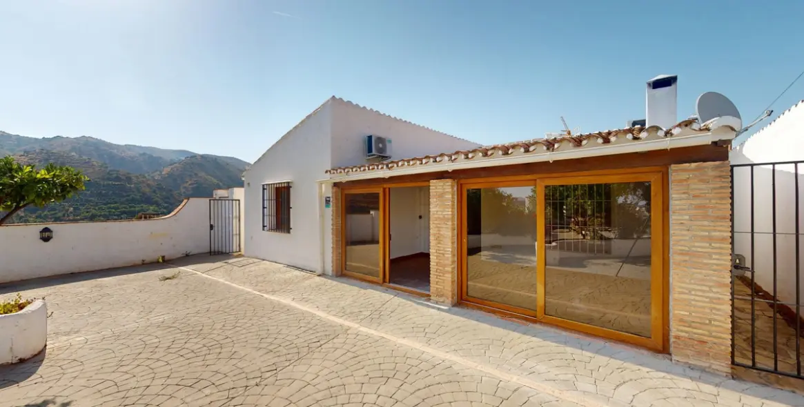 Продажа  отдельно стоящей виллы в La Viñuela 31