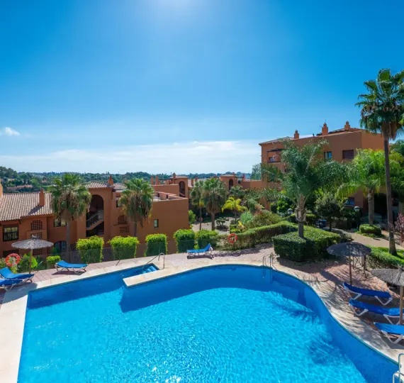 Sale of middle floor apartment in Benahavís