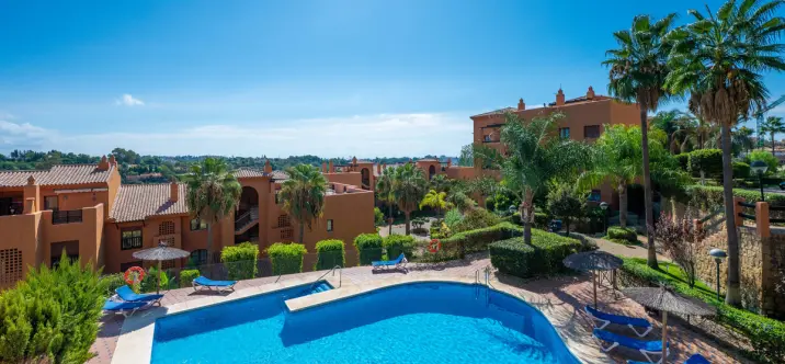 Sale of middle floor apartment in Benahavís 0