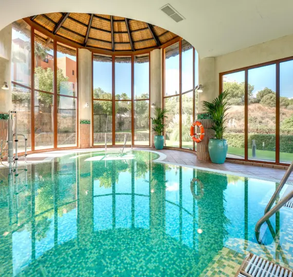 Sale of middle floor apartment in Benahavís