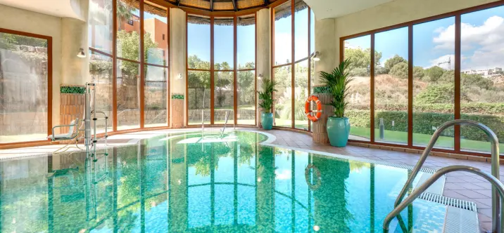 Sale of middle floor apartment in Benahavís 1