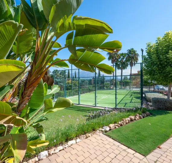 Sale of middle floor apartment in Benahavís