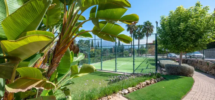 Sale of middle floor apartment in Benahavís 2