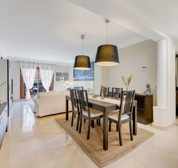 Sale of middle floor apartment in Benahavís