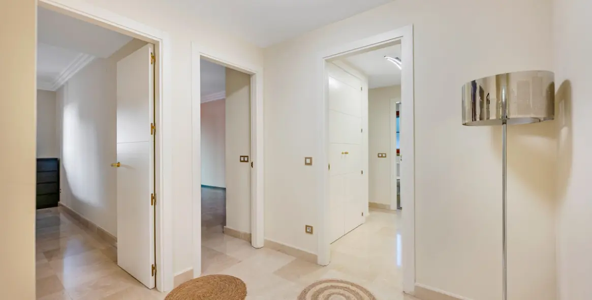 Продажа апартаментов на среднем этаже в Benahavís 16