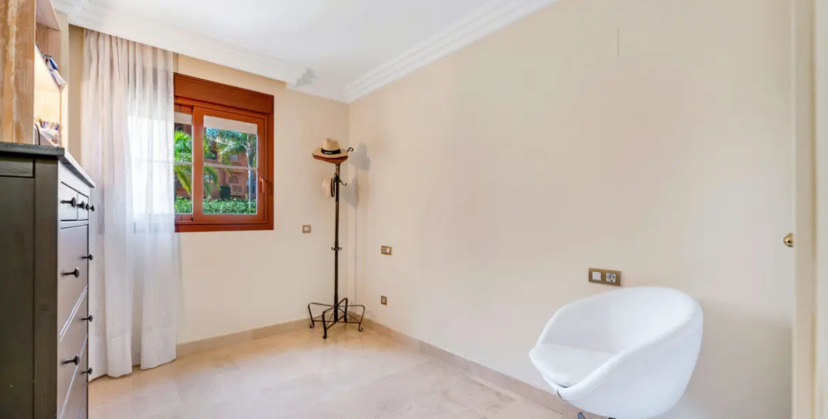 Sale of middle floor apartment in Benahavís 21