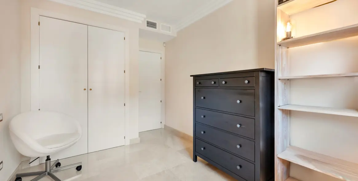 Sale of middle floor apartment in Benahavís 22