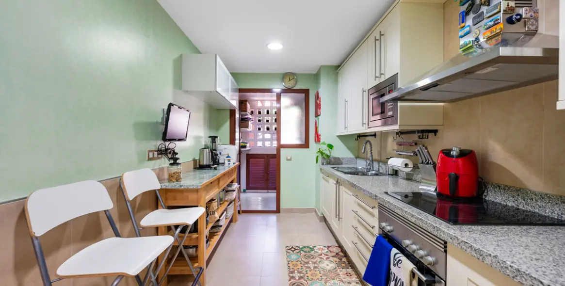 Sale of middle floor apartment in Benahavís 23