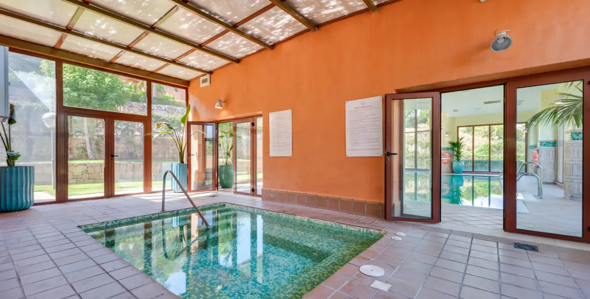 Sale of middle floor apartment in Benahavís 27