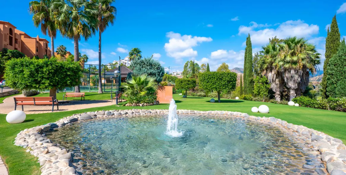 Sale of middle floor apartment in Benahavís 30