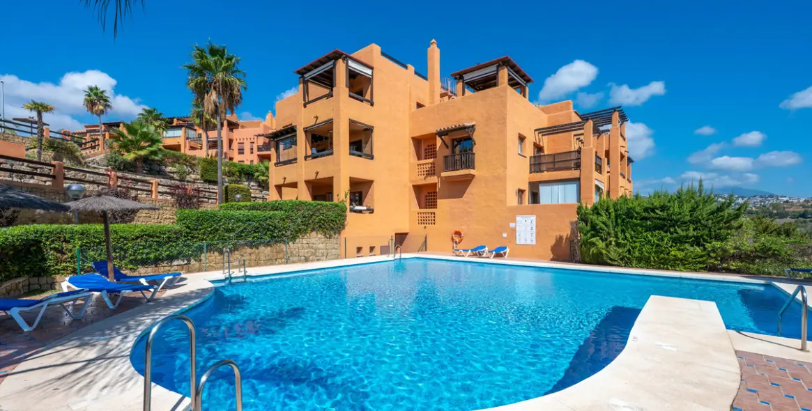 Sale of middle floor apartment in Benahavís 31