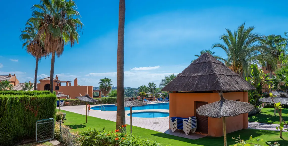 Sale of middle floor apartment in Benahavís 32