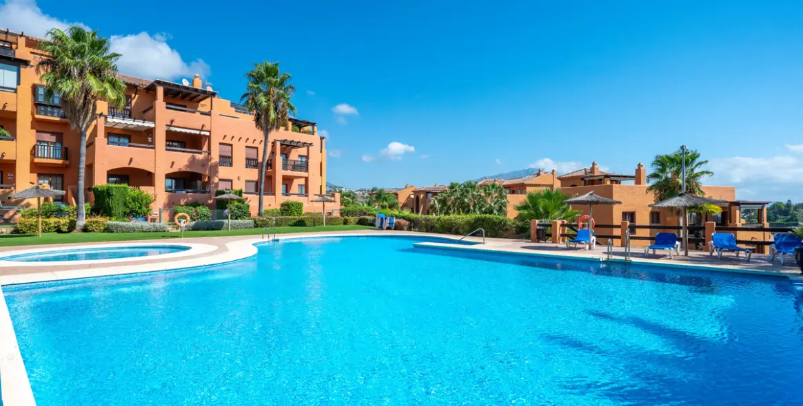 Sale of middle floor apartment in Benahavís 33