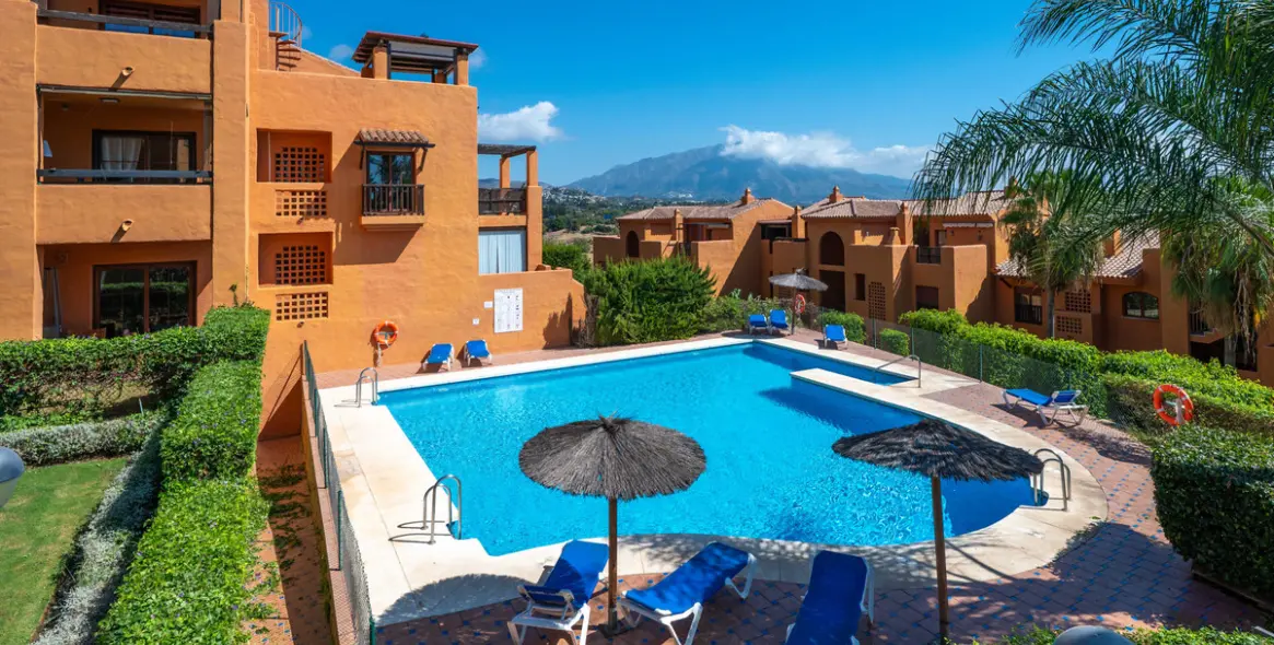 Sale of middle floor apartment in Benahavís 34