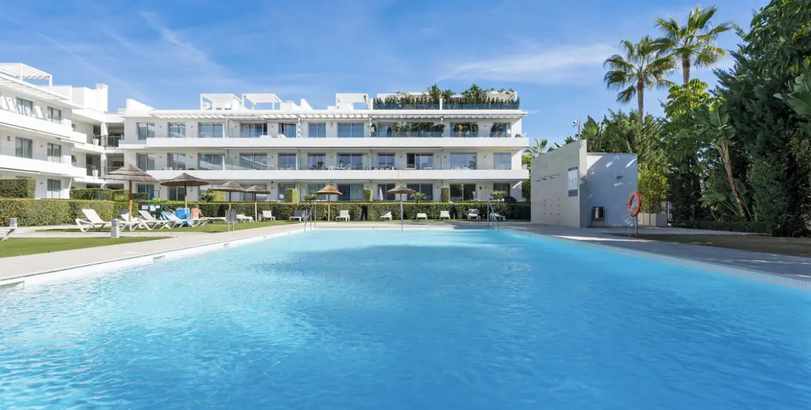 Продажа апартаментов на среднем этаже в Estepona (район Estepona) 1