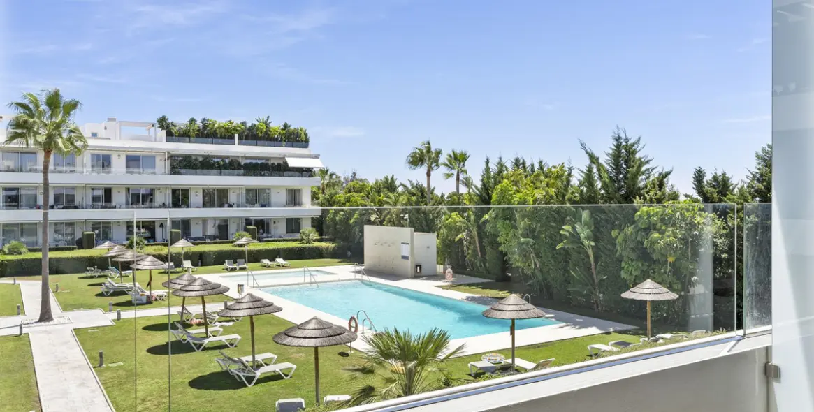 Продажа апартаментов на среднем этаже в Estepona (район Estepona) 2