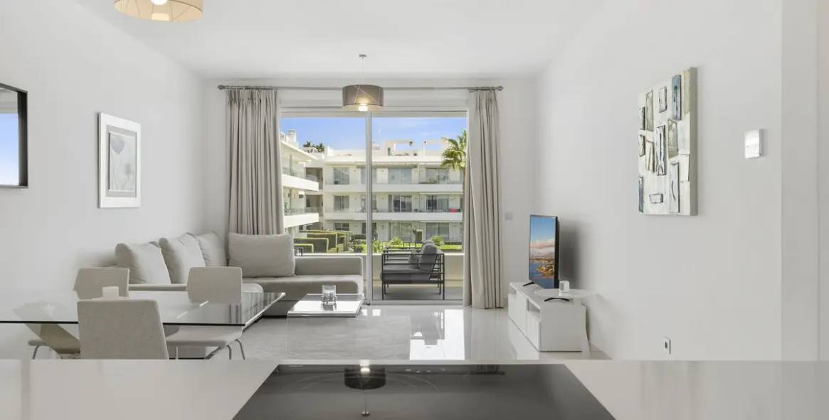Sale of middle floor apartment in Estepona 11