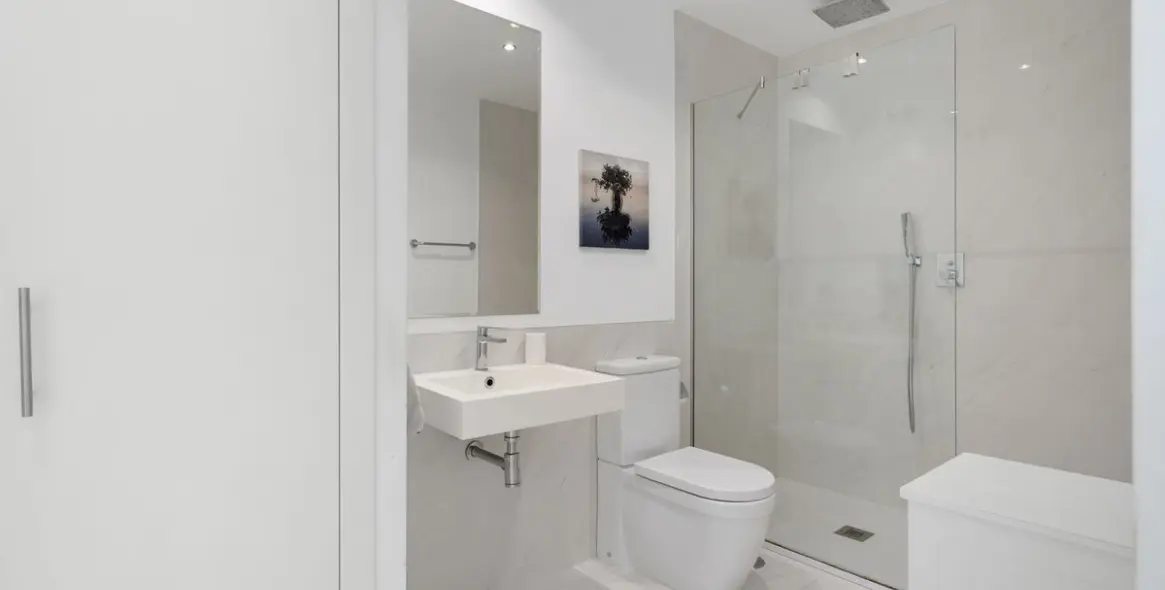 Sale of middle floor apartment in Estepona 16