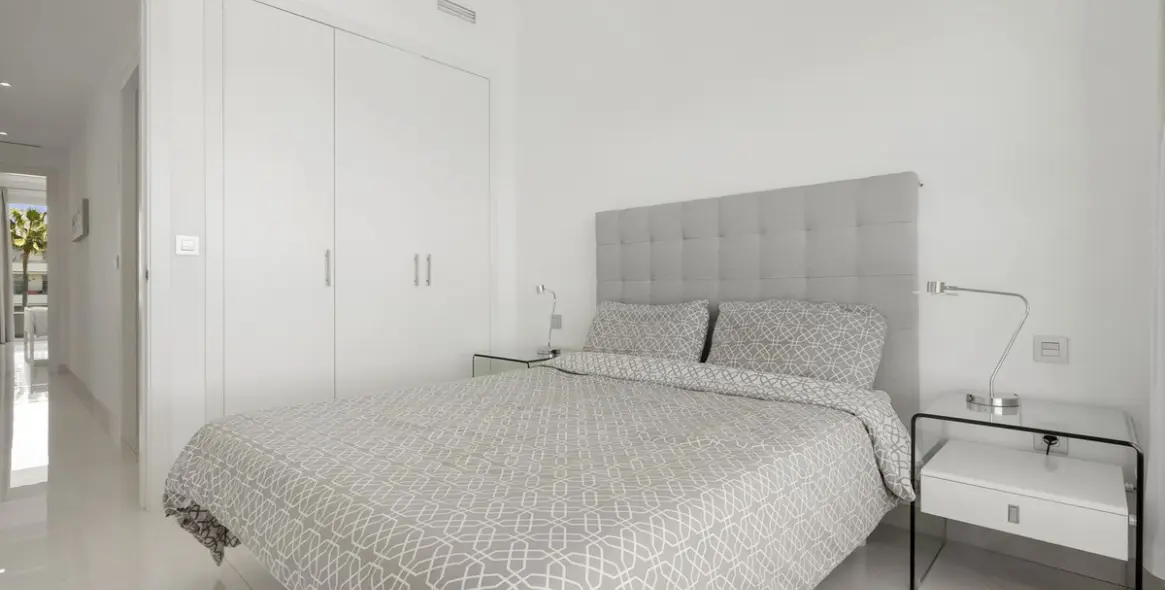 Sale of middle floor apartment in Estepona 17