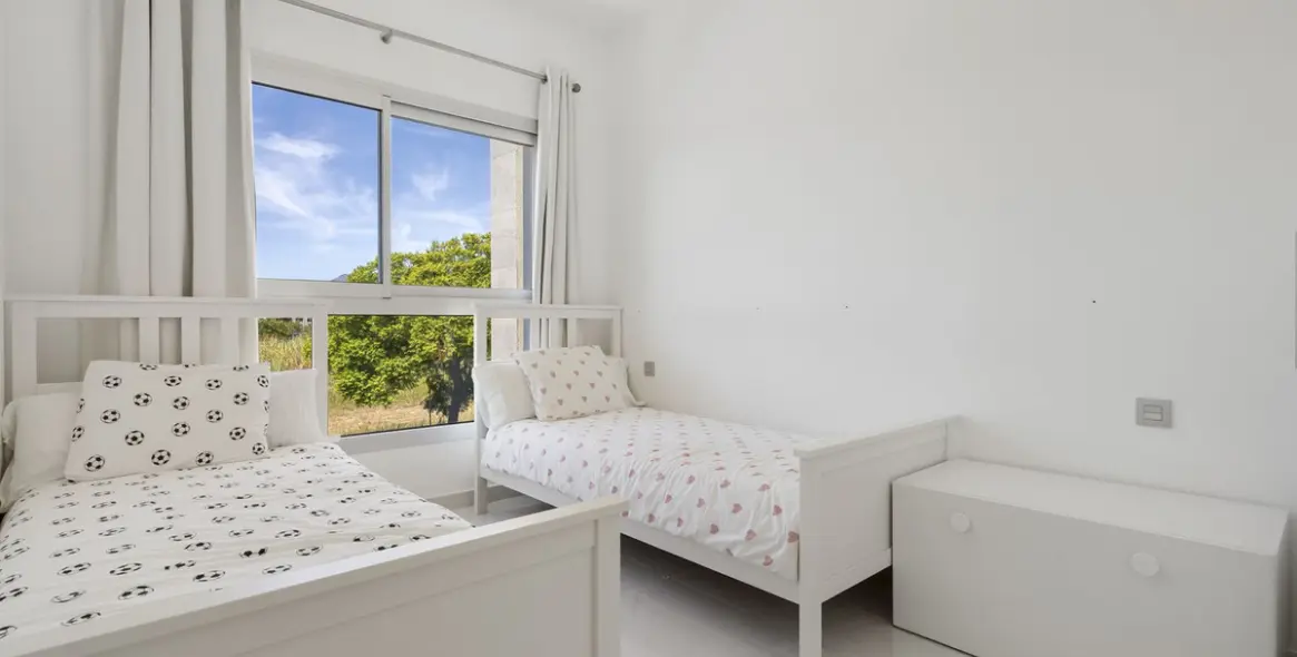 Sale of middle floor apartment in Estepona 20