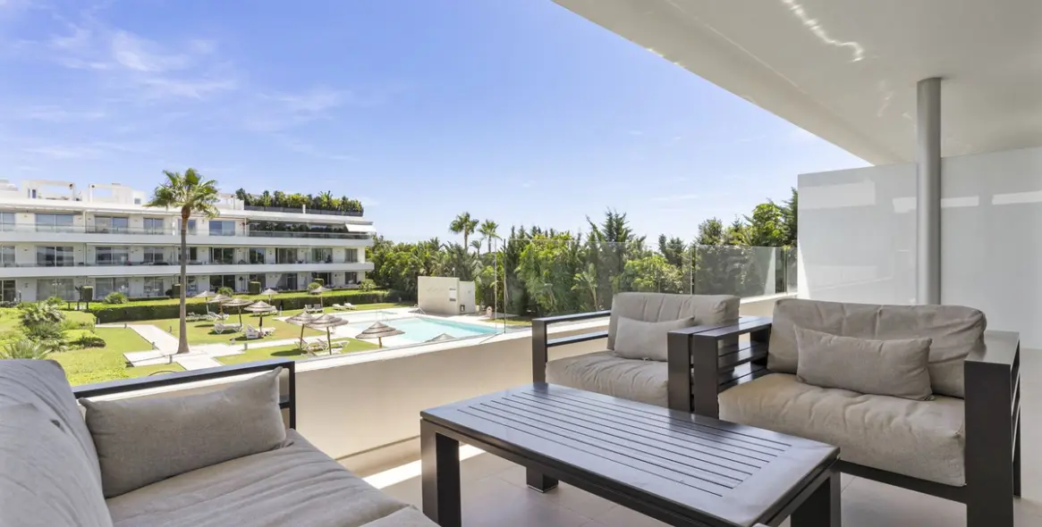 Продажа апартаментов на среднем этаже в New Golden Mile 22