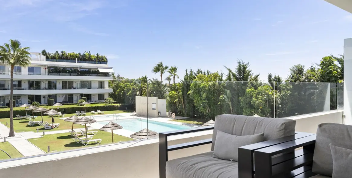 Продажа апартаментов на среднем этаже в New Golden Mile 23