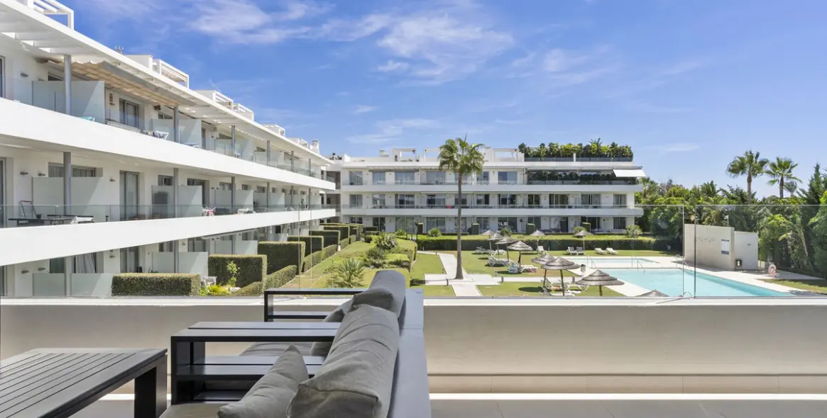 Продажа апартаментов на среднем этаже в New Golden Mile 24