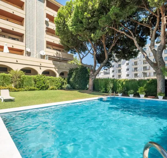 Sale of middle floor apartment in Nueva Andalucía