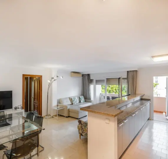 Sale of middle floor apartment in Nueva Andalucía