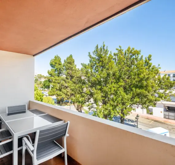 Sale of middle floor apartment in Nueva Andalucía