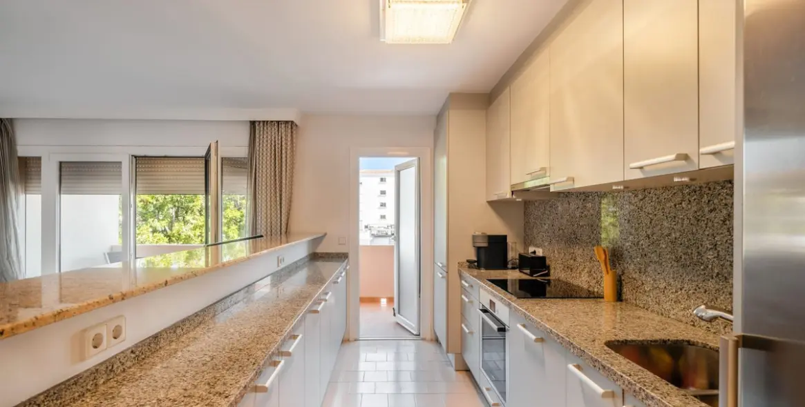 Sale of middle floor apartment in Nueva Andalucía 8