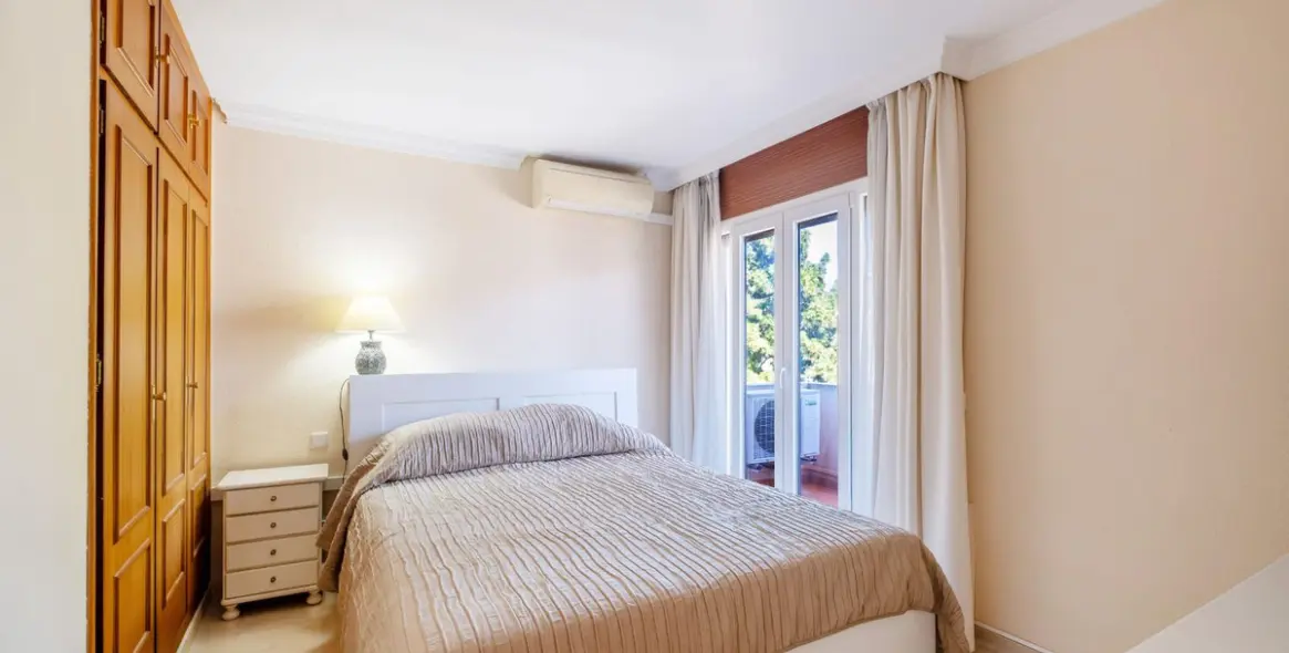 Sale of middle floor apartment in Nueva Andalucía 9