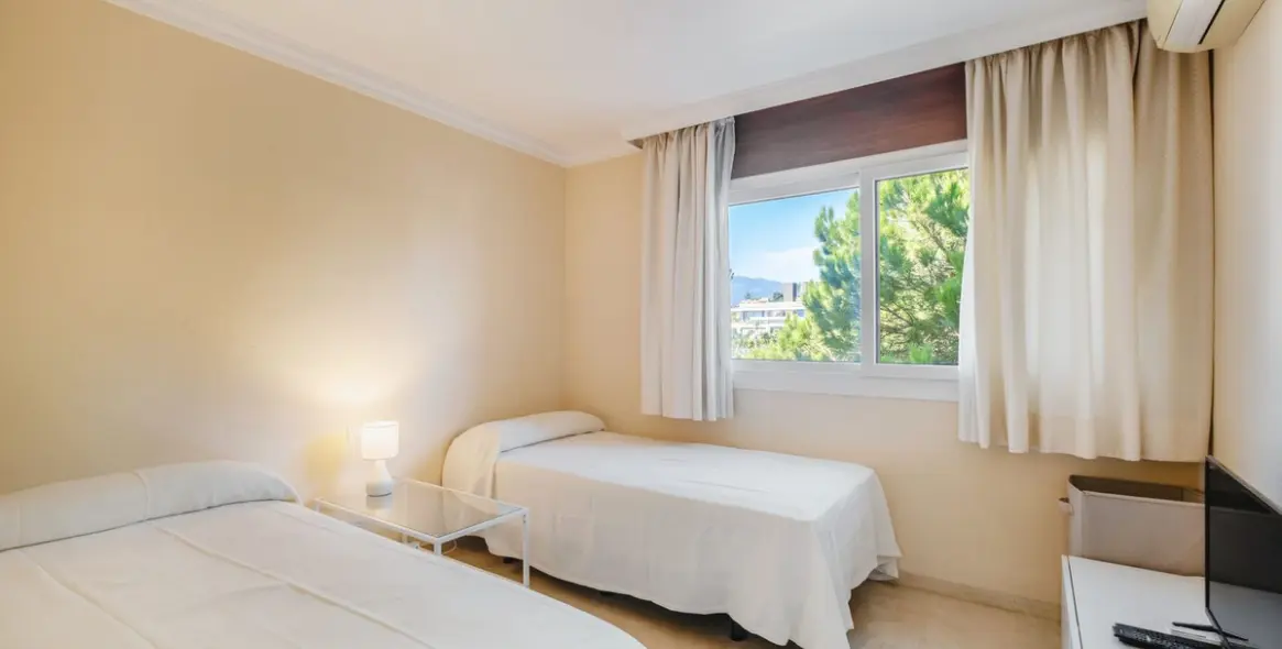 Sale of middle floor apartment in Nueva Andalucía 10
