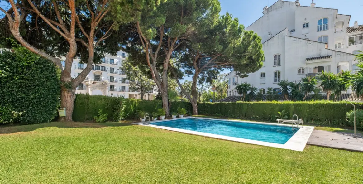 Sale of middle floor apartment in Nueva Andalucía 13