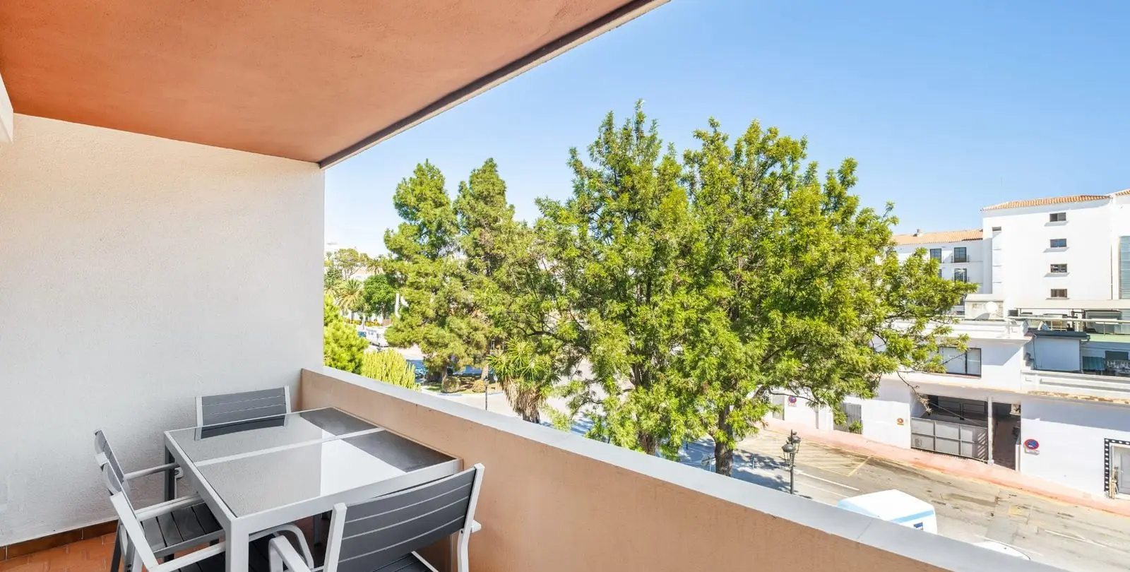 Sale of middle floor apartment in Nueva Andalucía 6