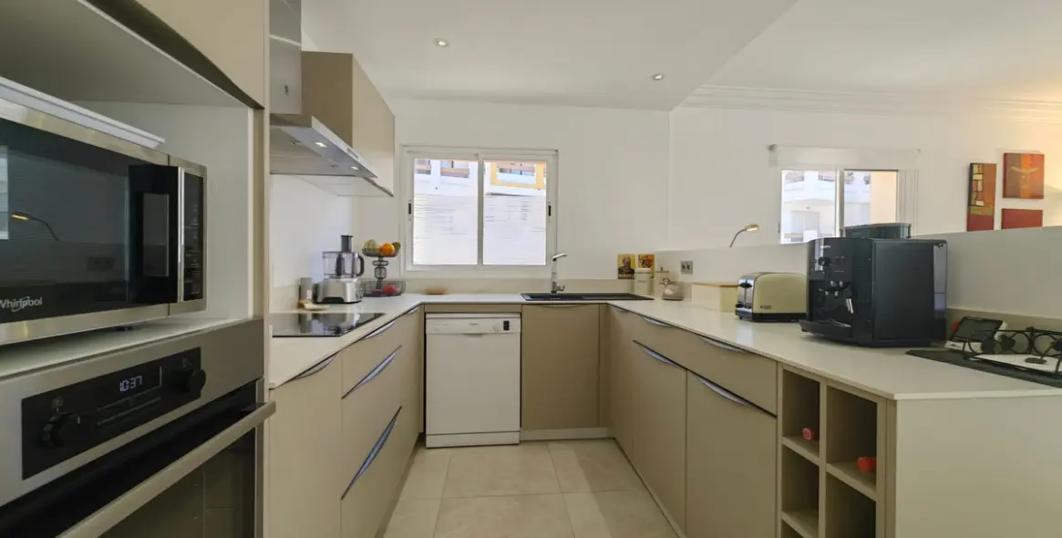 Продажа апартаментов на среднем этаже в Estepona (район Estepona) 4