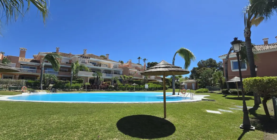 Sale of penthouse duplex in Estepona 1