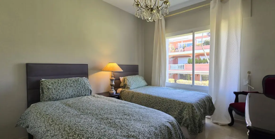 Sale of penthouse duplex in Estepona 10