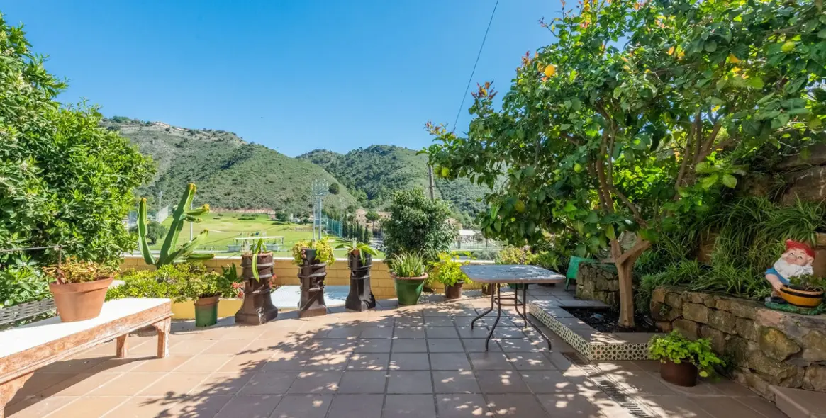 Sale of ground floor apartment in Benahavís 1