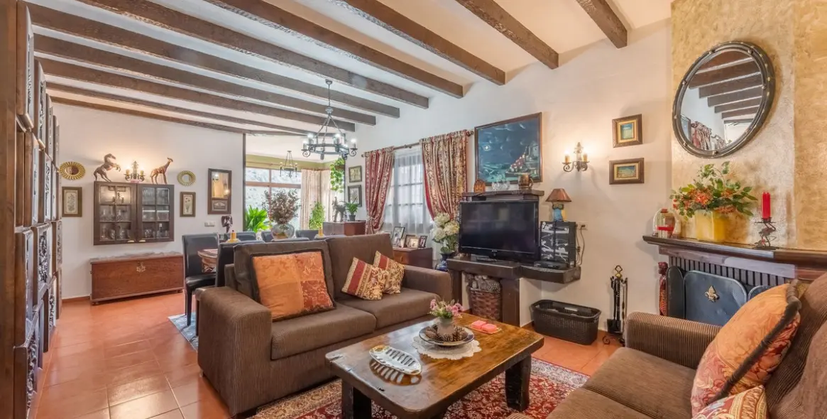 Sale of ground floor apartment in Benahavís 2