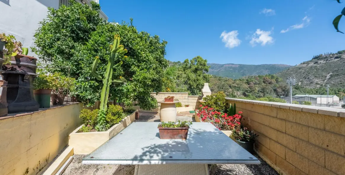 Sale of ground floor apartment in Benahavís 18