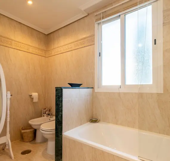 Middle floor apartment R4901584