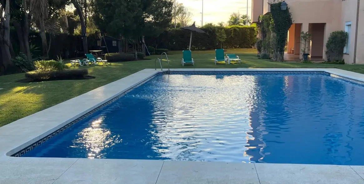 Sale of middle floor apartment in Puerto Banús 1