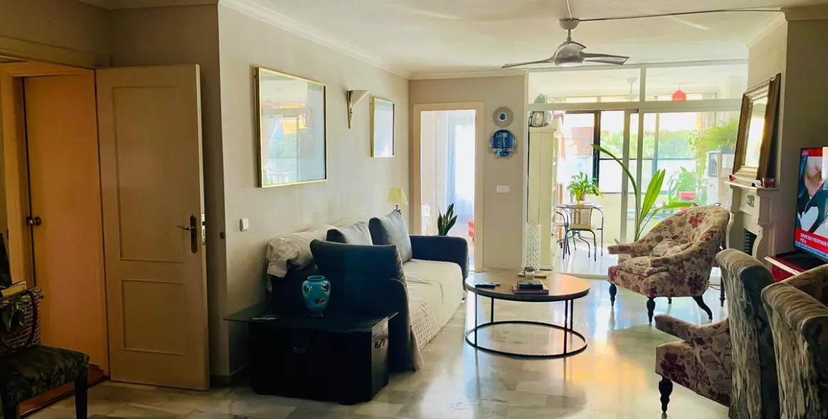 Sale of middle floor apartment in Puerto Banús 5